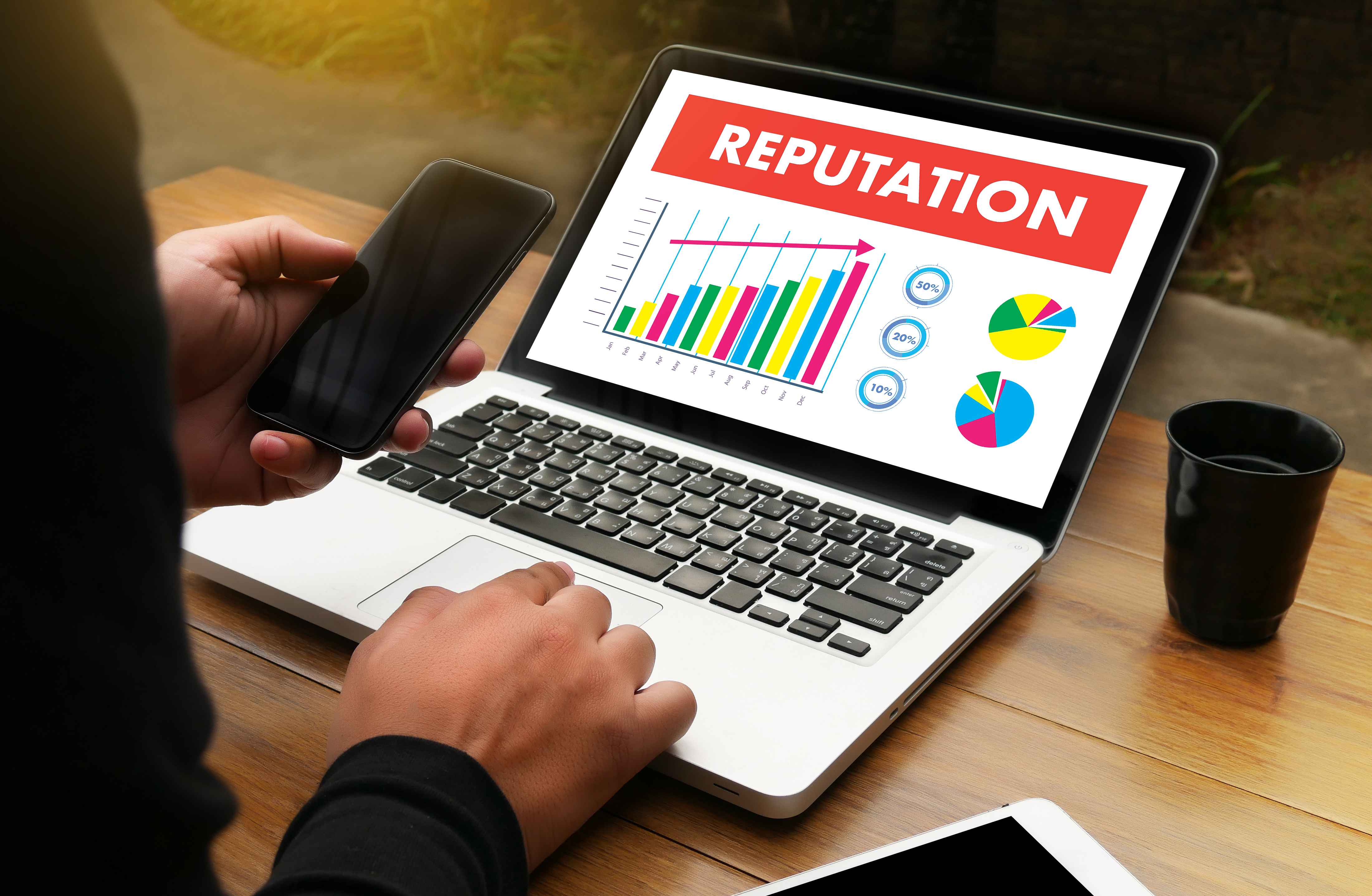 graph on a laptop depicting online reputation increasing